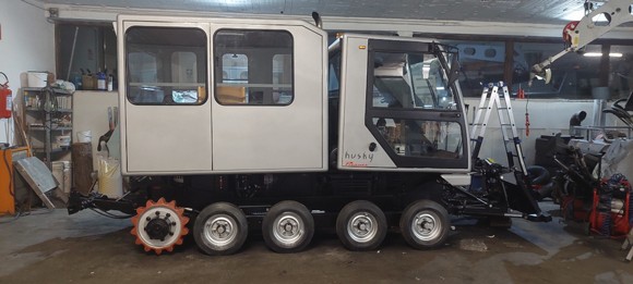 Husky mit Transportkabine