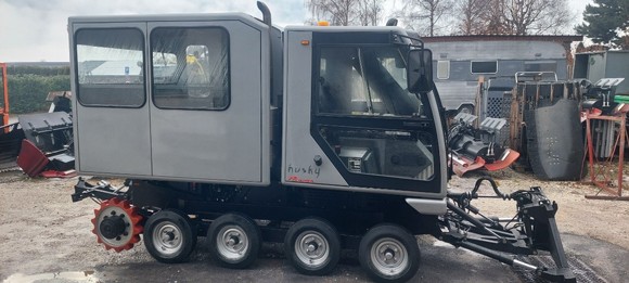 Husky mit Transportkabine