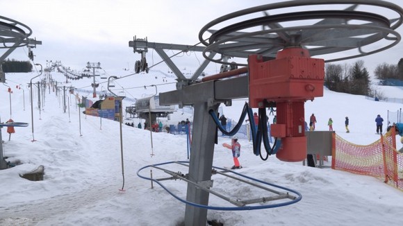 Skilift POLGLOB 1T/H ist ein Schlepplift mit einem modernen System zur hydraulischen Seilspannung.