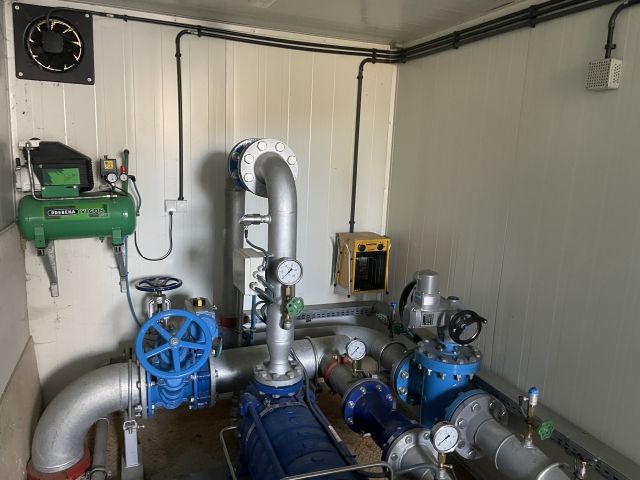 Mobile pump in a container