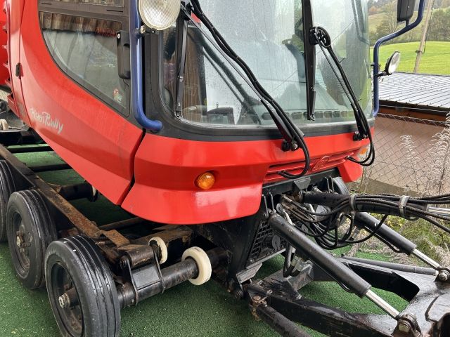 Pistenbully 300 mit Kabine