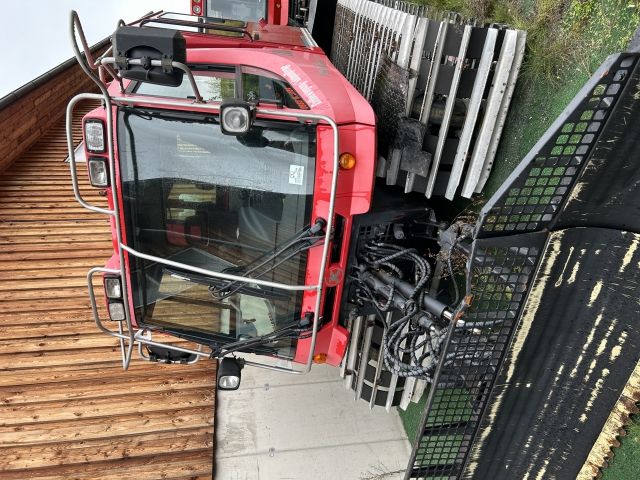 Pistenbully 100 mit Kabine